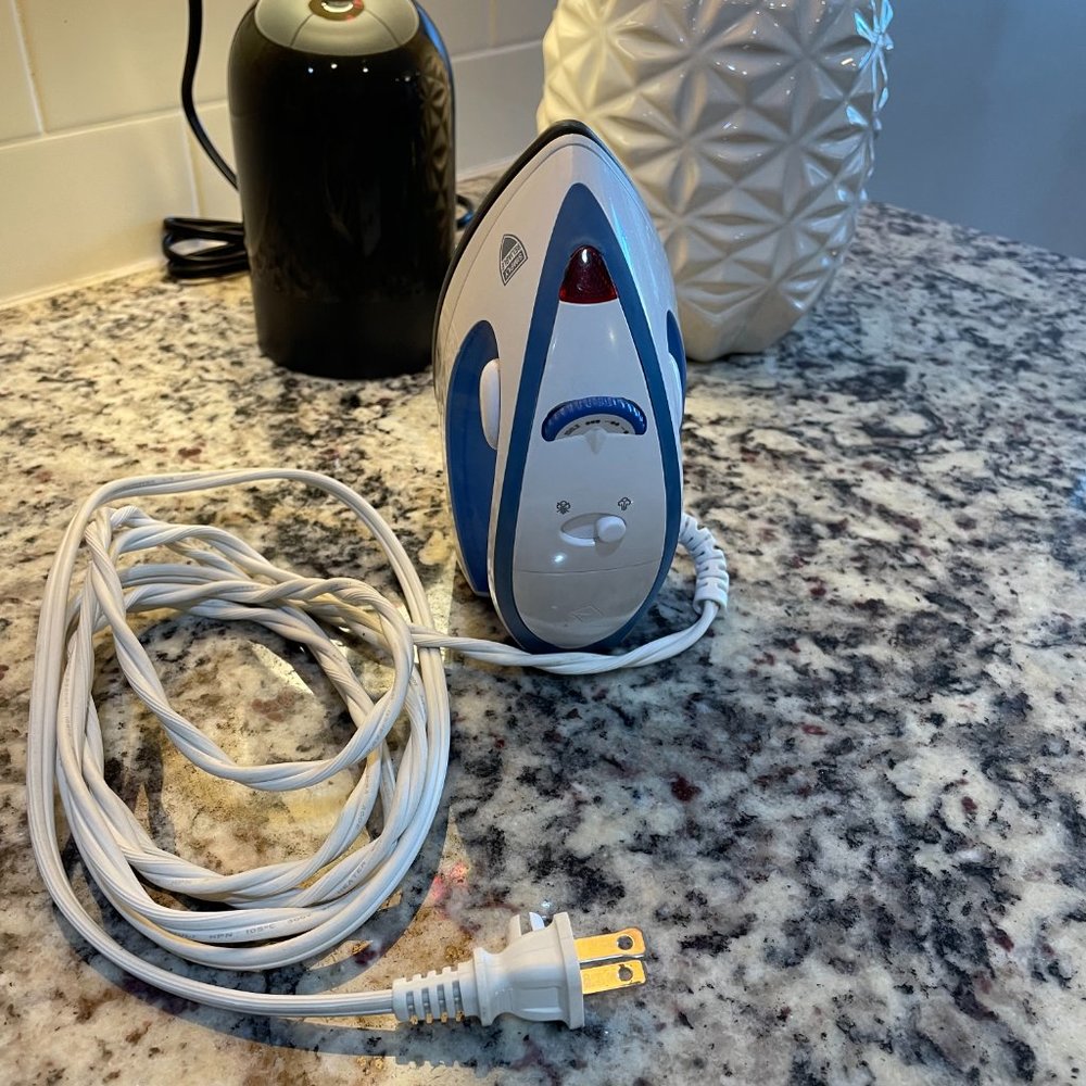 Sunbeam Hot-2-Trot Travel Compact Steam Iron Non-Stick 800 Watt - Picture 2 of 10